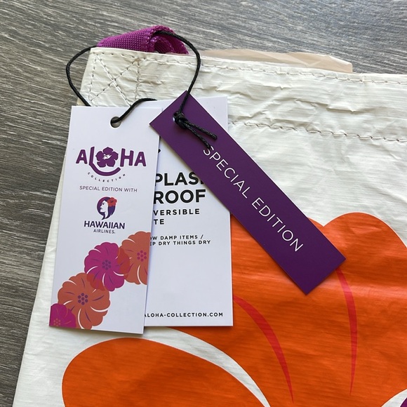 Aloha Collection x Hawaiian Airlines Reversible Tote, Vintage Pualani - Picture 4 of 12